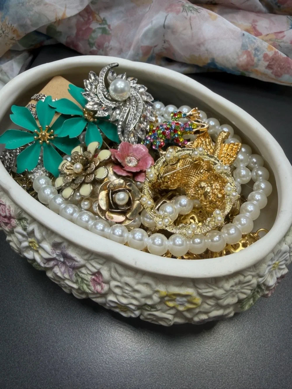 Vintage Jewelry lot in damaged trinket box - Picture 2 of 6